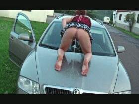Vorschaubild vom Privatporno mit dem Titel "Geil Abpissen vom Auto" von extremgirl