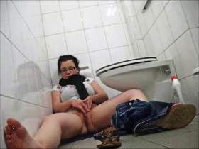 Vorschaubild vom Privatporno mit dem Titel "Beim Frauenarzt auf der Toilette" von hochimins