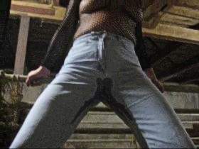 Vorschaubild vom Amateurporno mit dem Titel "Jeans-Pisserin im Stall" von DevoteFotze