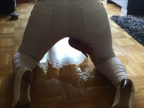 Vorschaubild vom Amateurporno mit dem Titel "In weißer Jeans gepisst!" von blackbetty4470