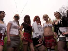 Vorschaubild vom Amateurporno mit dem Titel "7 College Girls heben den Rock!" von juicy-julie
