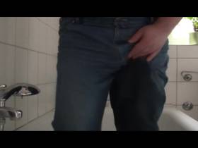 Vorschaubild vom Amateurporno mit dem Titel "Piss für dich in die Jeans" von Duftfan
