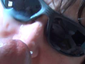Vorschaubild vom Privatporno mit dem Titel "Sperma auf der Sonnenbrille" von Hot_Milf