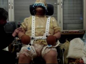Vorschaubild vom Amateurporno mit dem Titel "In der vollen Windel am Stuhl festgeschnallt" von dompaar2005