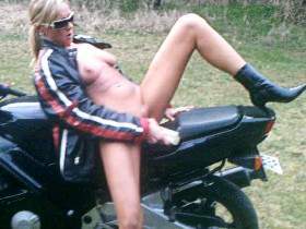 Vorschaubild vom Privatporno mit dem Titel "Dildo-Fick auf dem Motorrad" von Ramona_Deluxe