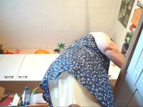 Vorschaubild vom Amateurporno mit dem Titel "Heisse Hausfrau In Latexhose gepisst!" von Emergenzy