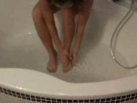 Vorschaubild vom Privatporno mit dem Titel "Füße waschen" von sexyandhot