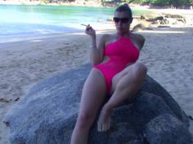 Vorschaubild vom Amateurporno mit dem Titel "Rauchen im roten Badeanzug am Strand" von sexy-engel