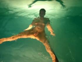 Vorschaubild vom Privatporno mit dem Titel "Bein Nackt schwimmen abends gefilmt :-)" von Feuchtegeheimnisse