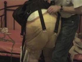 Vorschaubild vom Amateurporno mit dem Titel "In Zwangsjacke und vollgeschissenen windeln" von dompaar2005