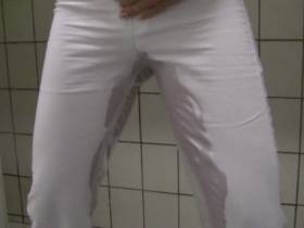 Vorschaubild vom Amateurporno mit dem Titel "In die weiße Hose gepisst" von RoxyRoyal