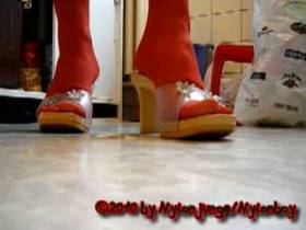 Vorschaubild vom Privatporno mit dem Titel "Meine neuen Schuhe bespritzen" von nylonjunge