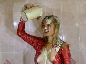 Vorschaubild vom Amateurporno mit dem Titel "Christina in rotem Spandex Glanz Catsuit mit Vanillesoße" von tomnata