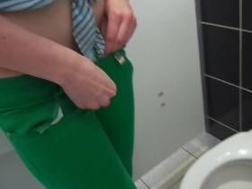 Vorschaubild vom Amateurporno mit dem Titel "Geplätscher im öffentichen WC" von FraeuleinJones