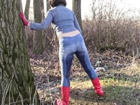 Vorschaubild vom Amateurporno mit dem Titel "Piss in engen Jeans, Jeansjacke und roten Gummistiefeln" von bondageangel