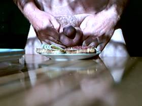 Vorschaubild vom Amateurporno mit dem Titel "Nackt beim Frühstück" von Akinom01