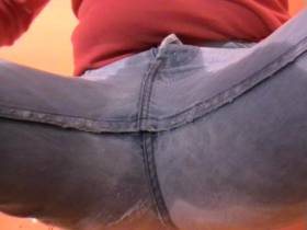 Vorschaubild vom Privatporno mit dem Titel "Vollgepisste Jeans" von juicy-julie