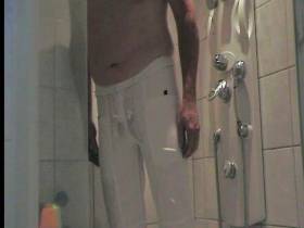 Vorschaubild vom Privatporno mit dem Titel "Userwunsch duschen in weißer Hose" von zonk38