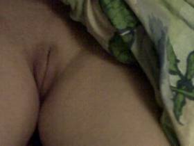 Vorschaubild vom Privatporno mit dem Titel "Kumpel filmte mich schlafend und nackt....die sau wichste auf mich..." von ViolettaAngel