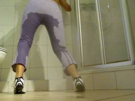 Vorschaubild vom Privatporno mit dem Titel "Miss Sixty Capri und Sneakers ganz nass" von EvilBitch