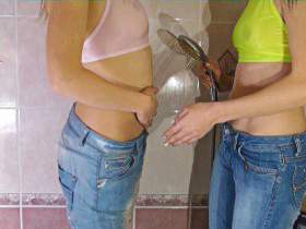 Vorschaubild vom Privatporno mit dem Titel "Christina und Nikki in Jeans und durchsichtigen tops" von tomnata