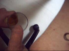 Vorschaubild vom Amateurporno mit dem Titel "Ins Weizenglas gepisst" von udo2005