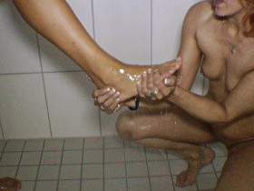 Vorschaubild vom Privatporno mit dem Titel "Für Fuß Fetischisten - Die Fuß Dusche" von SweetSusiNRW