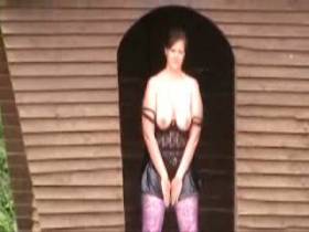 Vorschaubild vom Amateurporno mit dem Titel "Leni pisst in die Bushaltestelle" von SexyLeni